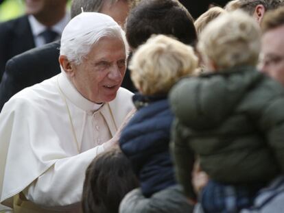 Benedicto XVI saluda al público ocngregado en Birmingham