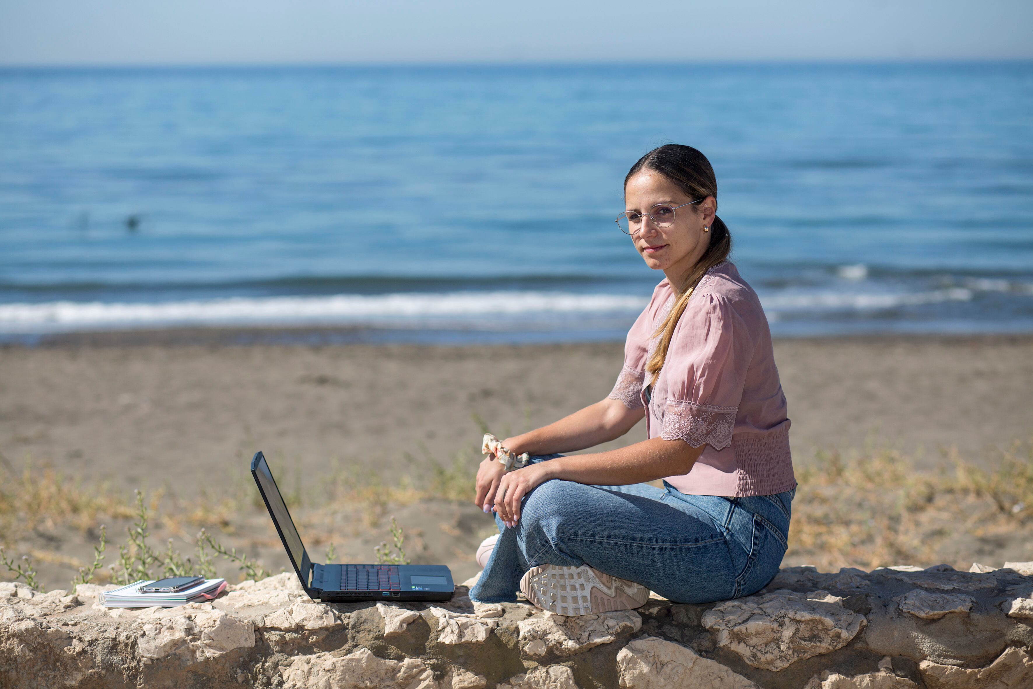 Lorena López, periodista de 30 años, en una playa de Málaga.