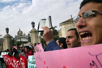 Esta es la otra cara de la cumbre. Estudiantes egipcios se han concentrado frente a la Universidad de El Cairo para protestar por la presencia en su país de Ariel Sharon.