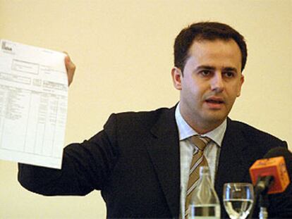 Manuel García Gallardo mostró ayer documentación aportada en su denuncia contra la Zona Franca.