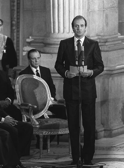 Acto de la firma del Tratado de Adhesión de España a la Comunidad Económica Europea en el Palacio Real de Madrid en 1985. El rey Juan Carlos pronuncia su discurso, tras él, sentado, Sabino Fernández Campos.