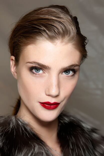 Glamour retro para el maquillaje de Diane Von Furstenberg en su desfile de otoño invierno. ¡Un rojo infalible!