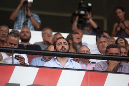 Víctor de Aldama, en el palco del estadio Ruta de Plata durante un partido entre el Zamora CF y el Real Ávila, en una imagen de archivo.