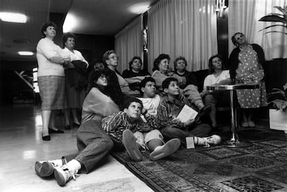Vecinos de Madrid desalojados de sus viviendas por un escape de gas ven el episodio de 'Cristal' en un hotel en octubre de 1990.
