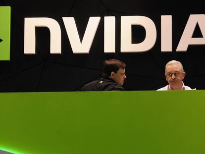 Dos personas en el stand de Nvidia en una anterior edición del MWC de Barcelona.