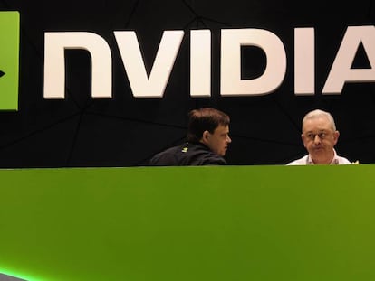 Dos personas en el stand de Nvidia en una anterior edición del MWC de Barcelona.