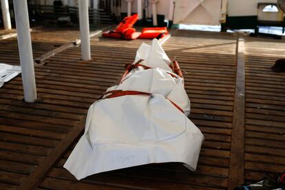 El cuerpo cubierto de una mujer rescatado de las aguas del Mediterráneo.