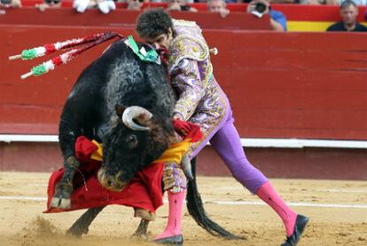 José Tomás, golpeado por el quinto toro de la tarde.