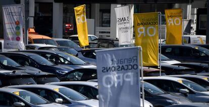 Coches Renault aparacados en París, el jueves 26 de marzo.