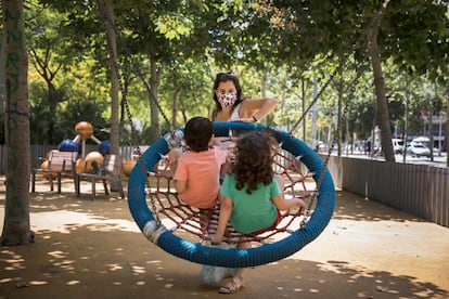 Barcelona ha comenzado a desprecintar los parques infantiles durante la desescalada de la pandemia de coronavirus.