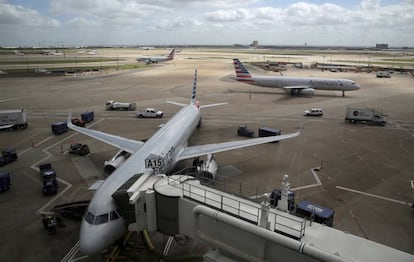 Un avión de American Airlines en el aeropuerto texano de Dallas-Fort Worth.