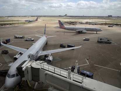 Un avión de American Airlines en el aeropuerto texano de Dallas-Fort Worth.