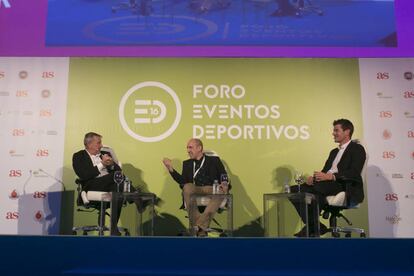 Ettiene Lavigne, director del Dakar, Héctor Martínez y Marc Coma, en el COE.