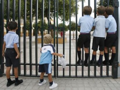 Alumnos en la entrada de un colegio de Sevilla. 