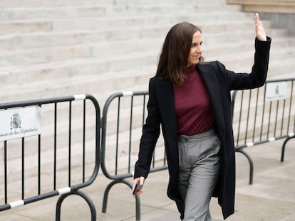 La secretaria general de Podemos, Ione Belarra, a las puertas del Congreso.