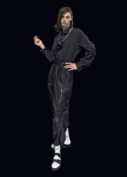Stefano Pilati ha añadido al mítico modelo de Birkenstock una cinta elástica de quita y pon para contornear la pierna, muy similar a las bridas habituales en su marca Random Identities.