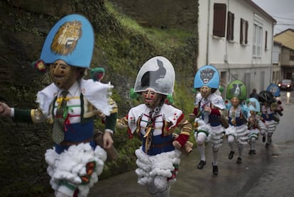 Los 'pelequeiros' recorren las calles de Laza (Ourense) durante el carnaval.