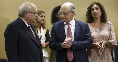 Cristóbal Montoro, amb els consellers d'Hisenda de Catalunya, Andreu Mas-Colell, i Andalusia, María Jesús Montero.