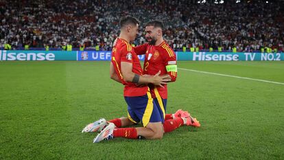 Morata y Carvajal se abrazan al acabar el partido.