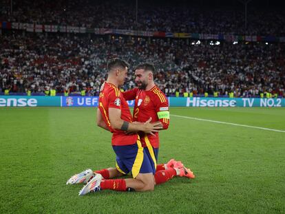 Una de las imágenes más virales y emocionantes de la noche: Álvaro Morata and Daniel Carvajal se abrazan entre lágrimas para celebrar la victoria de España.