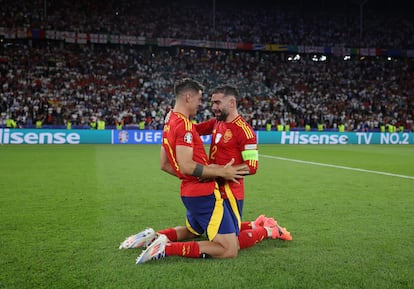 Una de las imágenes más virales y emocionantes de la noche: Álvaro Morata and Daniel Carvajal se abrazan entre lágrimas para celebrar la victoria de España.