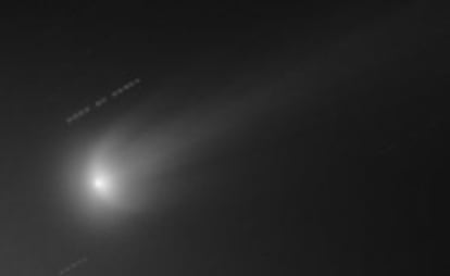 Fotografia del Ison tomada el pasado 16 de noviembre en la que se distingue la atm&oacute;sfera del cometa formando dos alas desplegadas, tal vez debido a la fragmentaci&oacute;n del n&uacute;cleo. 
 