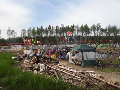 Un grupo de ciudadanos en el campamento para protestar contra el vertedero.
