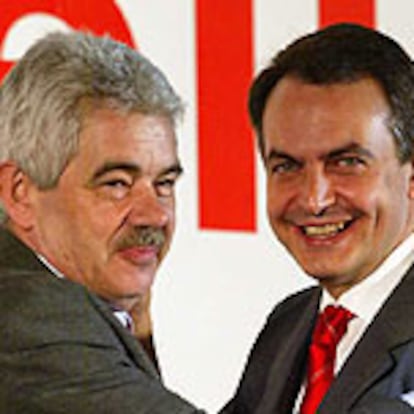 Rodríguez Zapatero (derecha) abraza a Maragall durante un mitin en Sabadell el pasado abril.