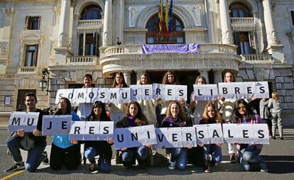 Un grup de dones i homes commemora a València, amb institucions públiques i entitats feministes, el Dia Internacional contra la Violència Masclista, que aquest any ha causat la mort de nou dones a la Comunitat Valenciana.