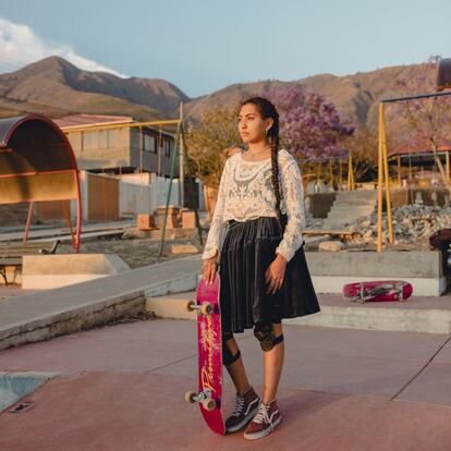 Para Ellie Buitrago Méndez (23 años), las polleras son una forma única de preservar quienes son. <br><br><i>El mensaje de ImillaSkate es el de las mujeres bolivianas y el de muchas otras mujeres en todo el mundo. Ellie, una de las protagonistas de este fotoensayo, lo resumió así: “Una puede ser lo que desee, encontrar su forma única de evolucionar y, al mismo tiempo, preservar quien es”. </i><br>