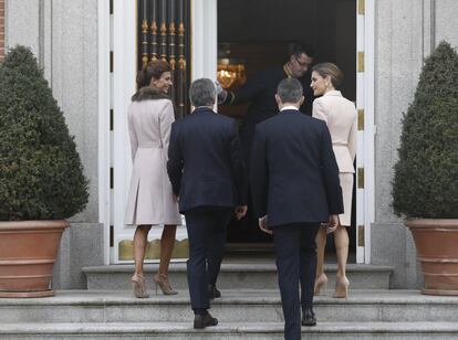 Los Reyes Felipe y Letizia, el presidente de Argentina, Mauricio Macri, y su esposa, Juliana Awada, entran en el Palacio de la Zarzuela.