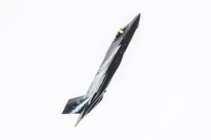 Un caza F-35 de la Fuerza Aérea Belga llega a la base de Florennes