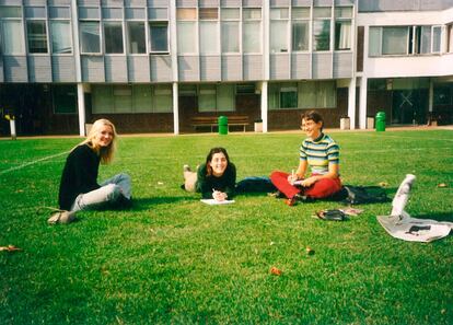 Lucía y dos amigas, en un campus universitario en Londres en 1998. Fotografía proporcionada por la escritora.