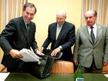 Juan Fernández-Armesto (izquierda), con los diputados José Manuel Romay Beccaría y Luis Mardones.