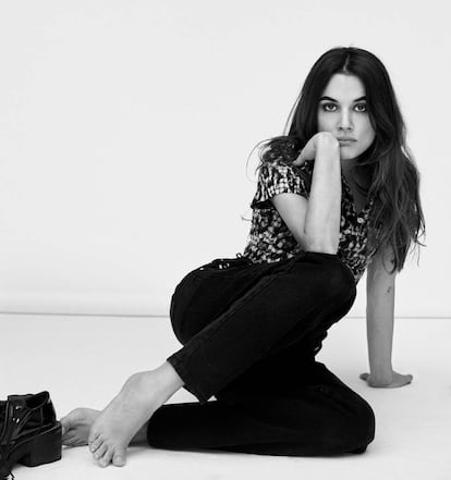 Adriana Ugarte, con blusa, pantalón y zapatos, todo Louis Vuitton.