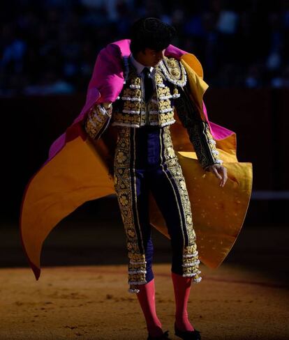 El torero, Sebastian Castella, sujeta su capote al hombro durante la Maestranza en Sevilla.