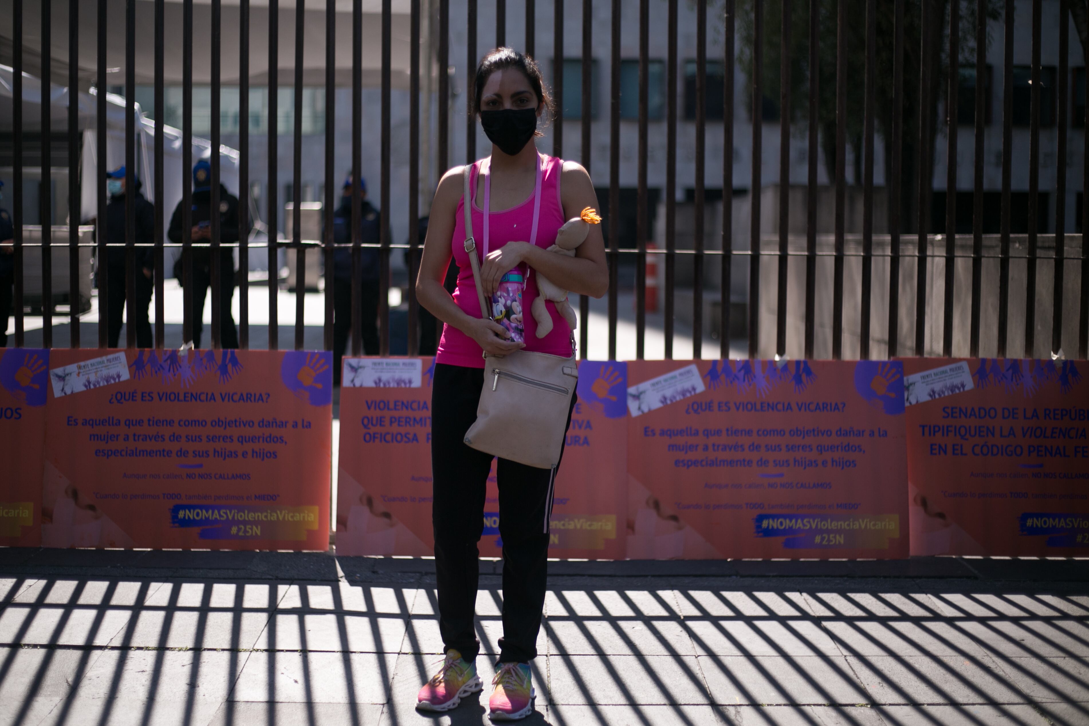 Graciela Lozano, madre de Evan, de dos años, en una protesta contra la violencia vicaria en Ciudad de México.
