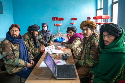 Jóvenes milicianos talibanes asisten a clases privadas de inglés en Qala-i-Naw.
