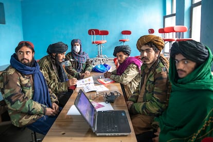 Jóvenes milicianos talibanes asisten a clases privadas de inglés en Qala-i-Naw.