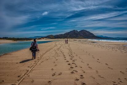 Leave the car in Ancoradoiro, and walk 15 minutes to this mesmerizing natural spot: Mount Louro, Xalfas lagoon, the pine grove... although for sheer size nothing beats the dune chain that adopts golden hues at sunset. The closer to the mountain, the more nudists you will encounter. Warning: it is dangerous to go swimming in these waters.