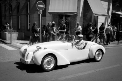 Un coche clásico atraviesa el Boulevard de la Croisette anunciando una fiesta en la playa durante la 70 edición del Festival de Cannes.