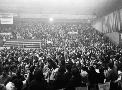 El pabellón de La Casilla de Bilbao se abarrotó hace hoy 30 años para celebrar el <i>sí</i> en el referéndum de autonomía.