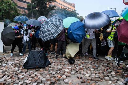 Comenta-se que a polícia tentou uma intervenção no campus, localizado na península de Kowloon, mas que ela teria sido repelida pelos manifestantes. Na foto, os manifestantes tentam escapar do campus politécnico depois de serem cercados pela polícia no distrito de Hung Hom.