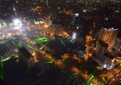 Manifestaci&oacute;n masiva contra Mohamed Morsi en la plaza de Tahrir y en las calles adyacentes en El Cairo. Los manifestantes iluminan el cielo con luces l&aacute;ser / FOTOGRAF&Iacute;A DISTRIBUIDA POR EL EJ&Eacute;RCITO EGIPCIO.