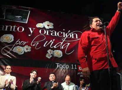 Hugo Chávez saluda a sus simpatizantes en un acto de recuerdo a las víctimas del golpe de Estado de 2002