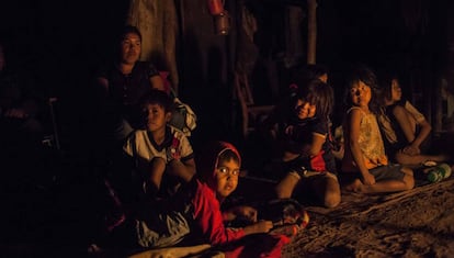 Niños y niñas indígenas ayoreo totobiegosode descansan alrededor de una hoguera en Choquia, en el Gran Chaco (Paraguay).