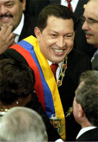 Hugo Chávez saluda a los diputados, ayer en la Asamblea Nacional venezolana.
