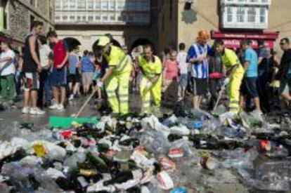 Trabajadores y voluntarios recogen botellas y desechos en Vitoria. 