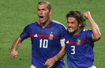 Zidane y Lizarazu en la Eurocopa 2004.
