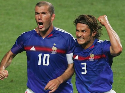 Zidane y Lizarazu en la Eurocopa 2004. 
